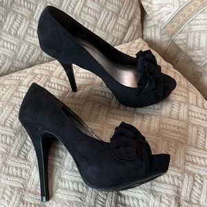 Fergalicious By Fergie Black Ruffle Open Toe Platform Pump heels Size 5.5